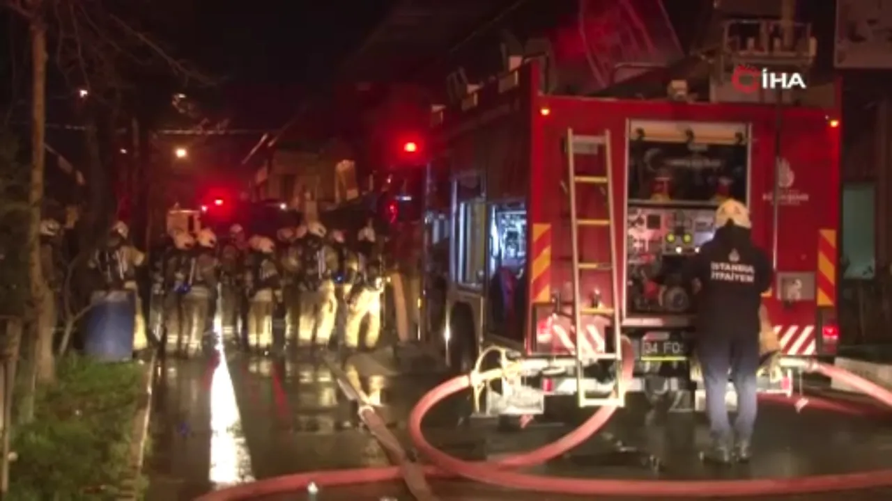 Sultangazi'de korkutan yangın! Mobilya atölyesi alevlere teslim oldu