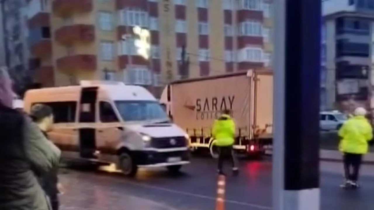 Tekirdağ'da feci kaza! Dönüş yapan servis minibüsü yayayı fark edemedi