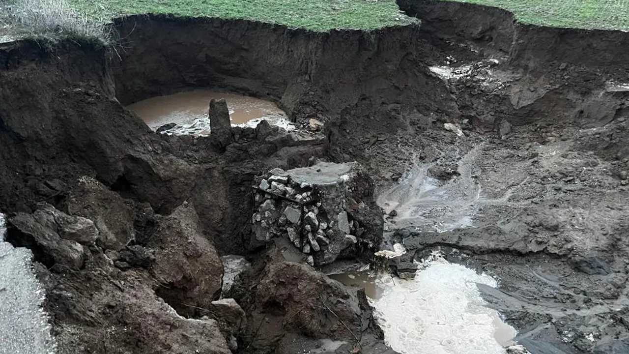 Yağmur sonrası yürekler ağza geldi! Yolda 4 metre derinliğinde çukur oluştu
