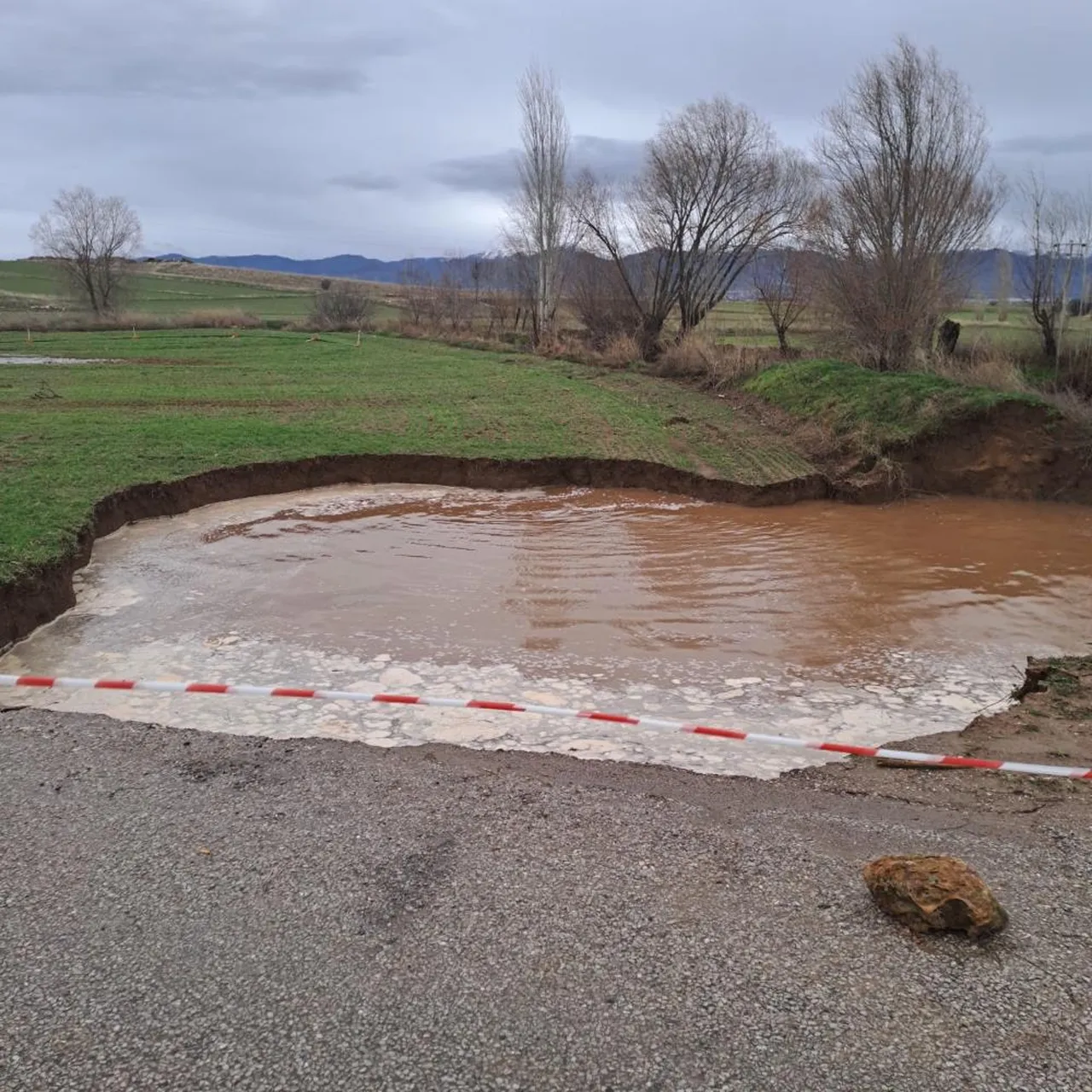 Yağmur sonrası yürekler ağza geldi! Yolda 4 metre derinliğinde çukur oluştu