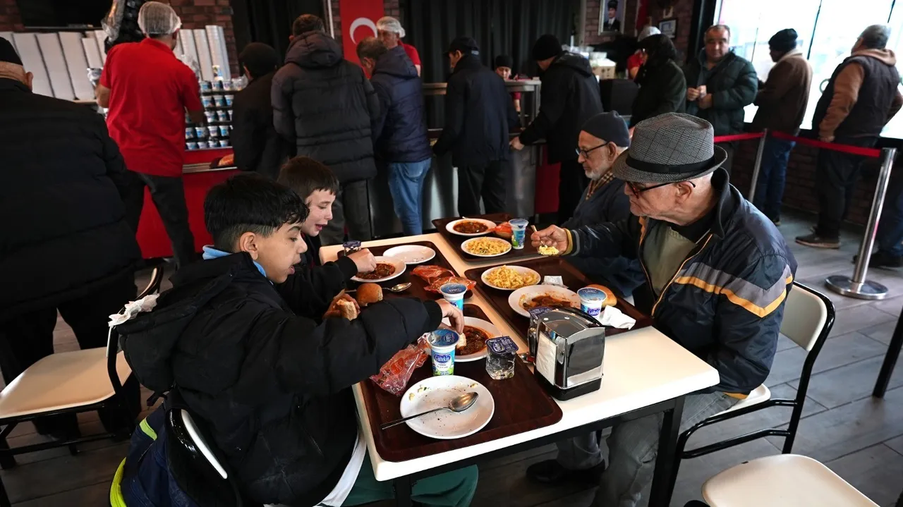 4 çeşit yemek 75 TL Bir belediyeden daha Kent Lokantası