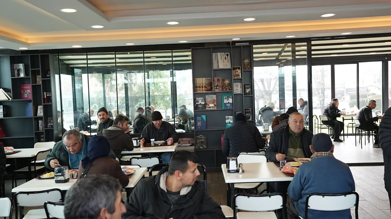 4 çeşit yemek 75 TL Bir belediyeden daha Kent Lokantası