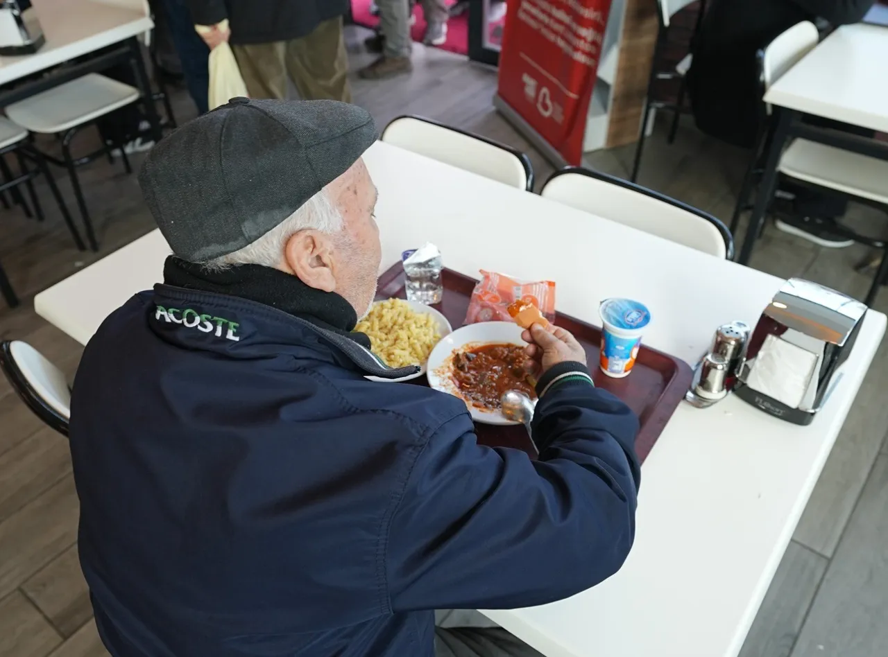 4 çeşit yemek 75 TL Bir belediyeden daha Kent Lokantası