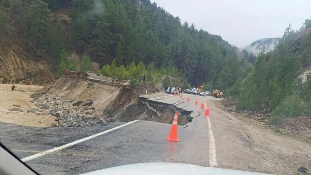 Adana'yı sağanak vurdu! Dereler taştı, baraj kapakları açıldı, yollar yıkıldı... 