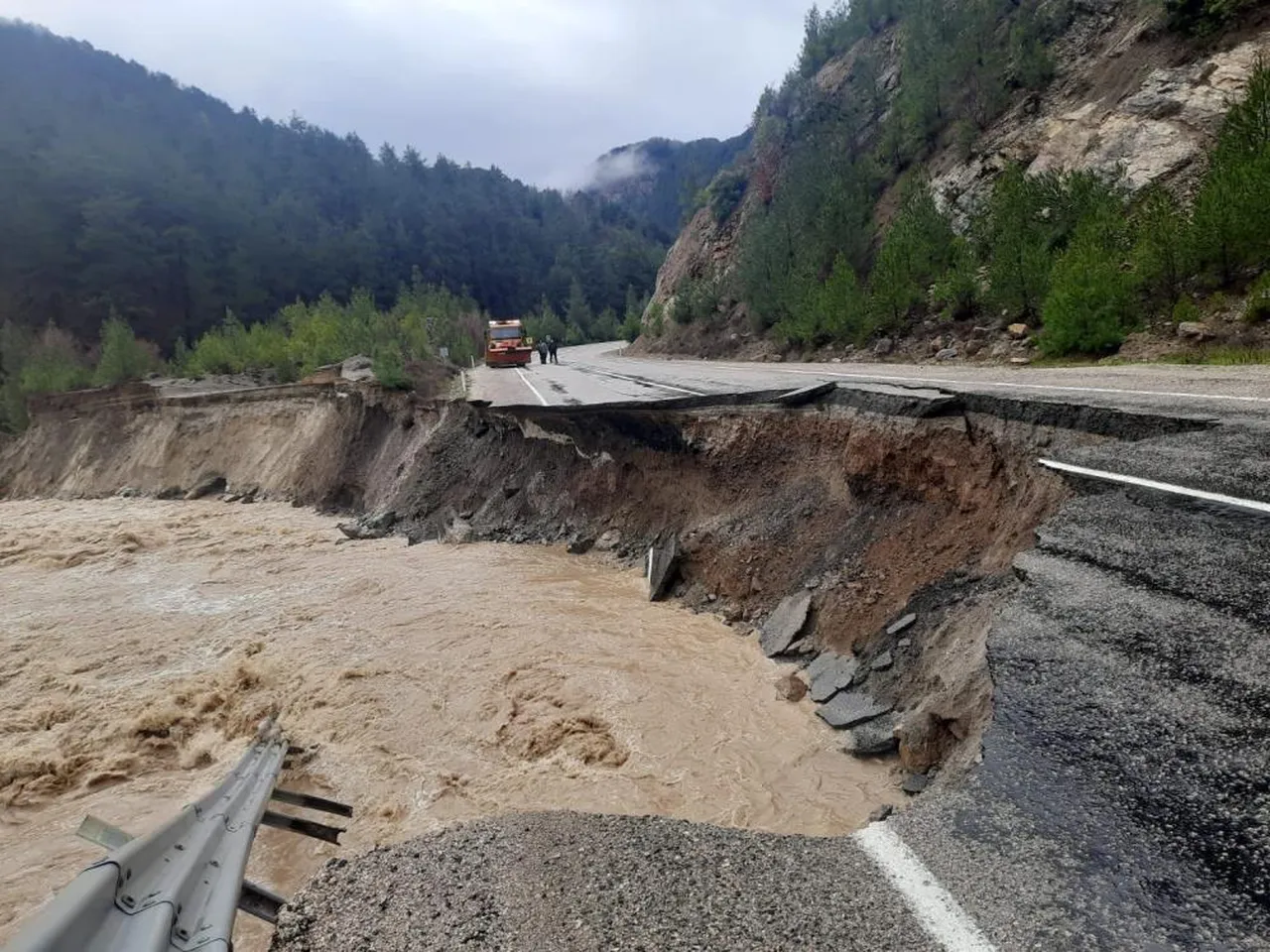 Adana'yı sağanak vurdu! Dereler taştı, baraj kapakları açıldı, yollar yıkıldı...