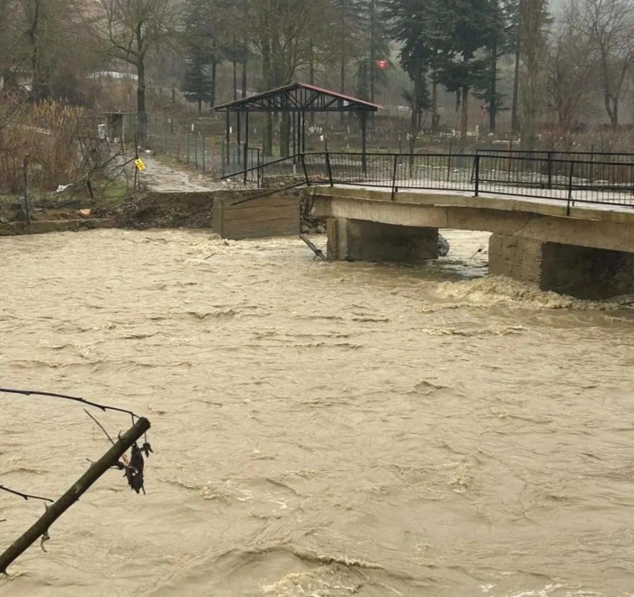 Adana'yı sağanak vurdu! Dereler taştı, baraj kapakları açıldı, yollar yıkıldı...