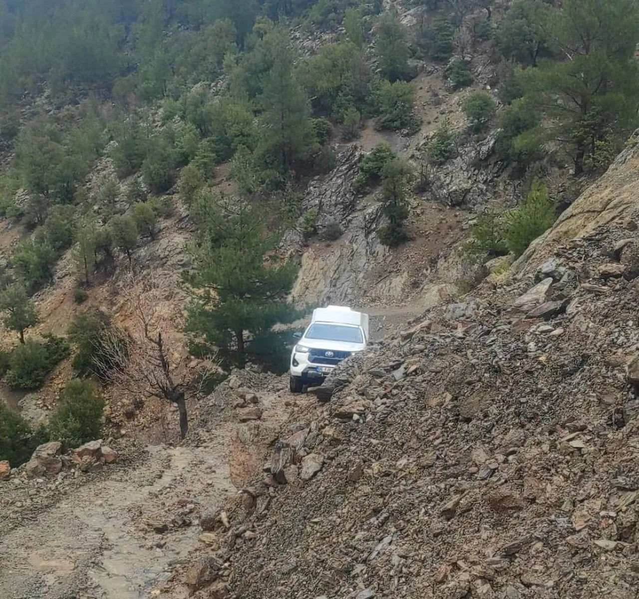 Adana'yı sağanak vurdu! Dereler taştı, baraj kapakları açıldı, yollar yıkıldı...