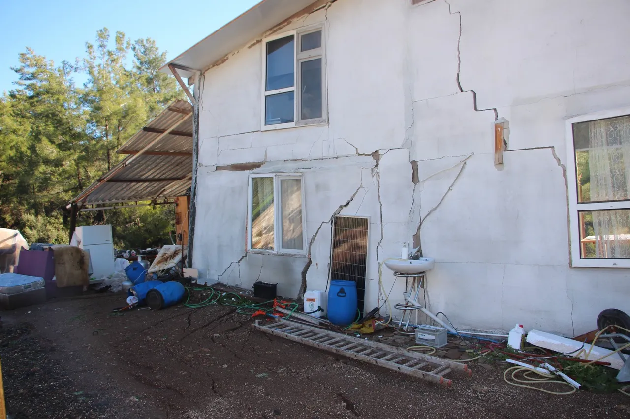 Antalya'yı sel yetmedi şimdi de heyelan vurdu! Evler çatladı, sular kesildi, seralar çöktü