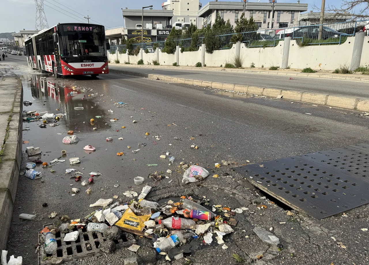 Burası Hindistan değil İzmir! Yağmur suları çöpleri yola taşıdı