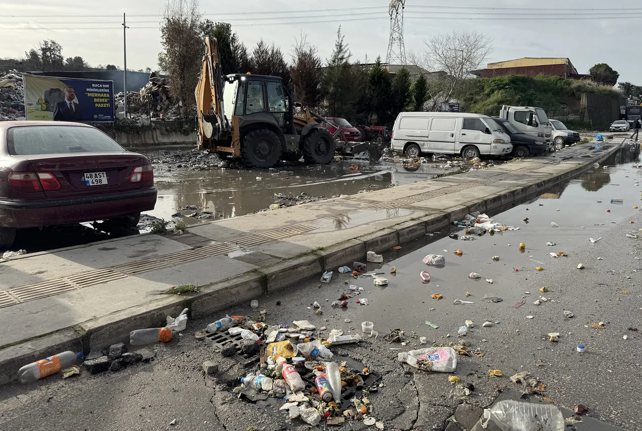 Burası Hindistan değil İzmir! Yağmur suları çöpleri yola taşıdı