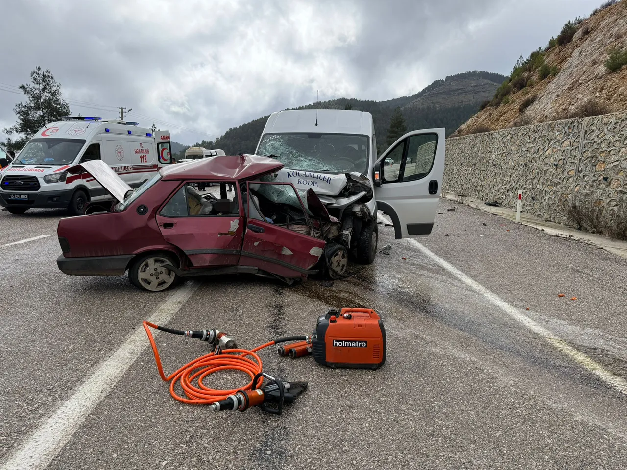 Burdur'da feci kaza: 2 kişi can verdi, 4 kişi yaralandı
