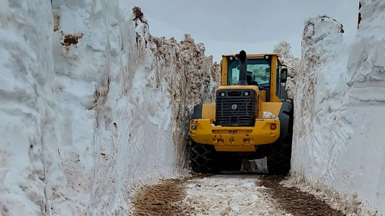 Dev kar tünelleri arasında hayati mücadele! Yükseklik 4 metreyi aştı