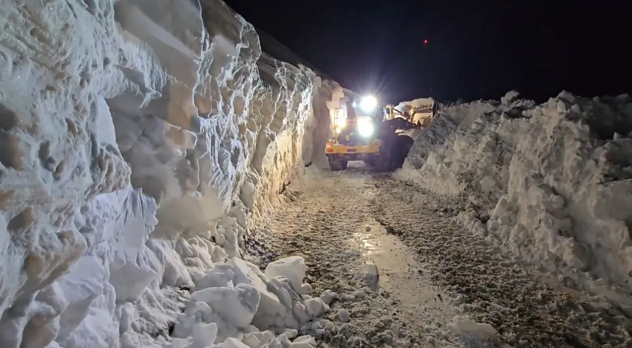 Dev kar tünelleri arasında hayati mücadele! Yükseklik 4 metreyi aştı