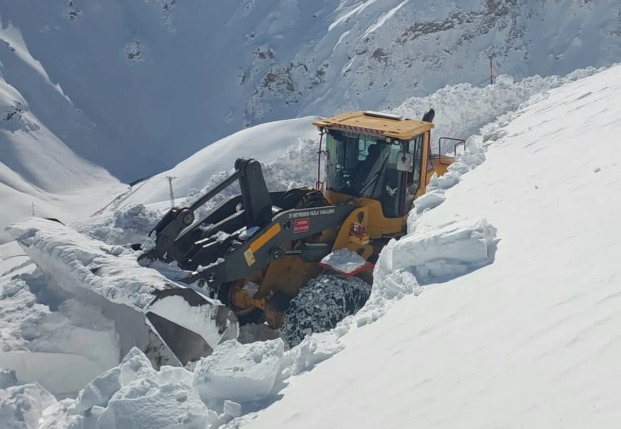 Dev kar tünelleri arasında hayati mücadele! Yükseklik 4 metreyi aştı