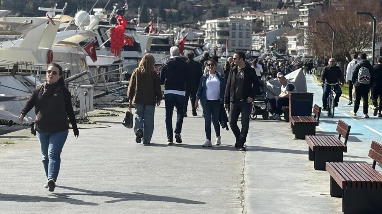 Güneş yüzünü gösterdi! İstanbullular sahile akın etti