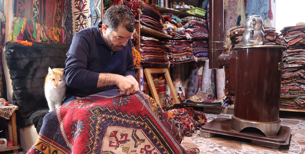 Halı doktoru! Süleyman usta, 'ameliyat'larını Kapadokya'da yapıyor