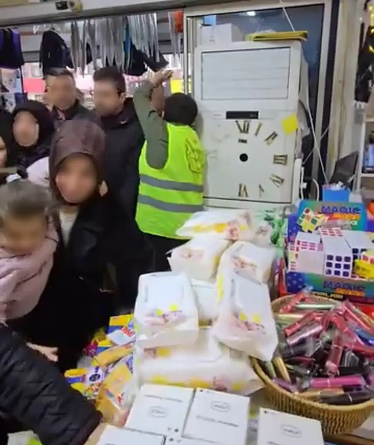 İndirimi duyan koştu, kapılar açılınca ortalık karıştı