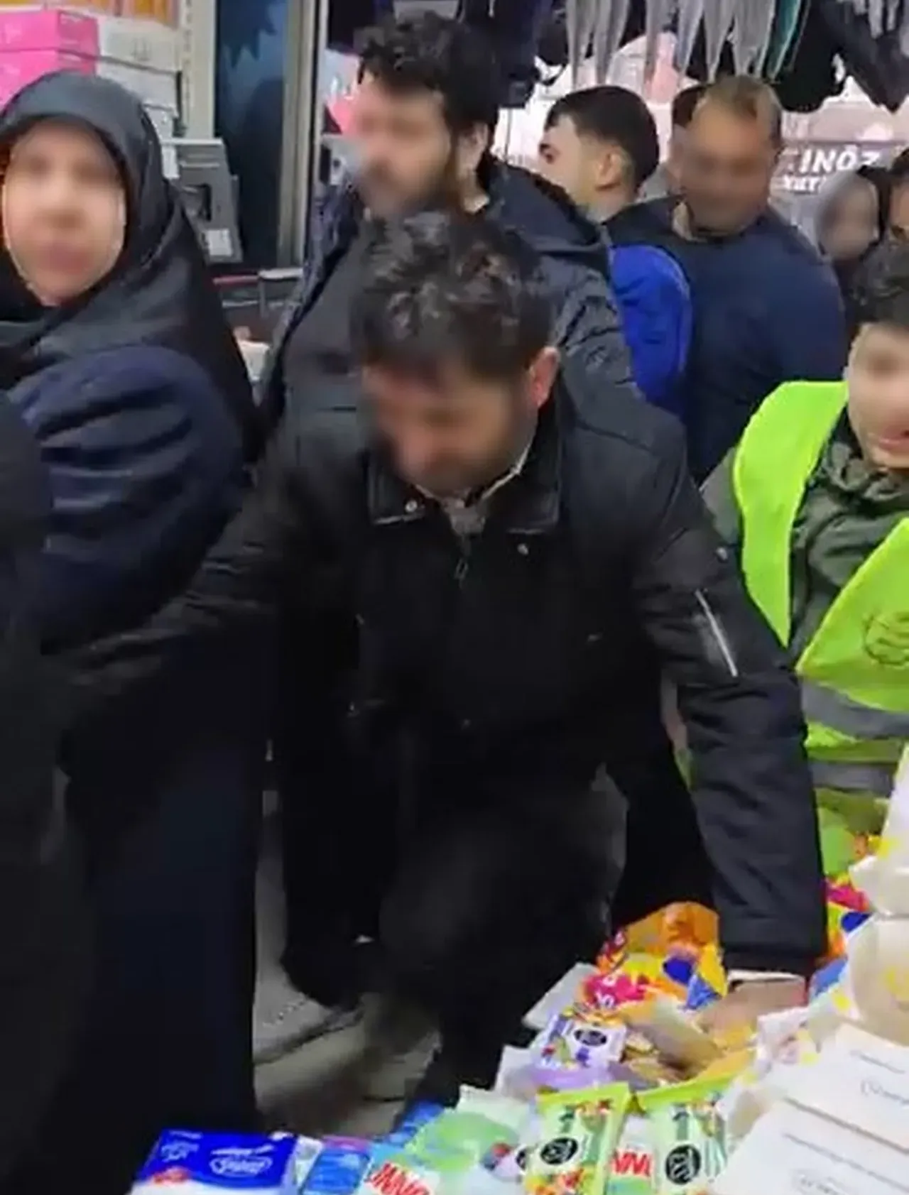 İndirimi duyan koştu, kapılar açılınca ortalık karıştı