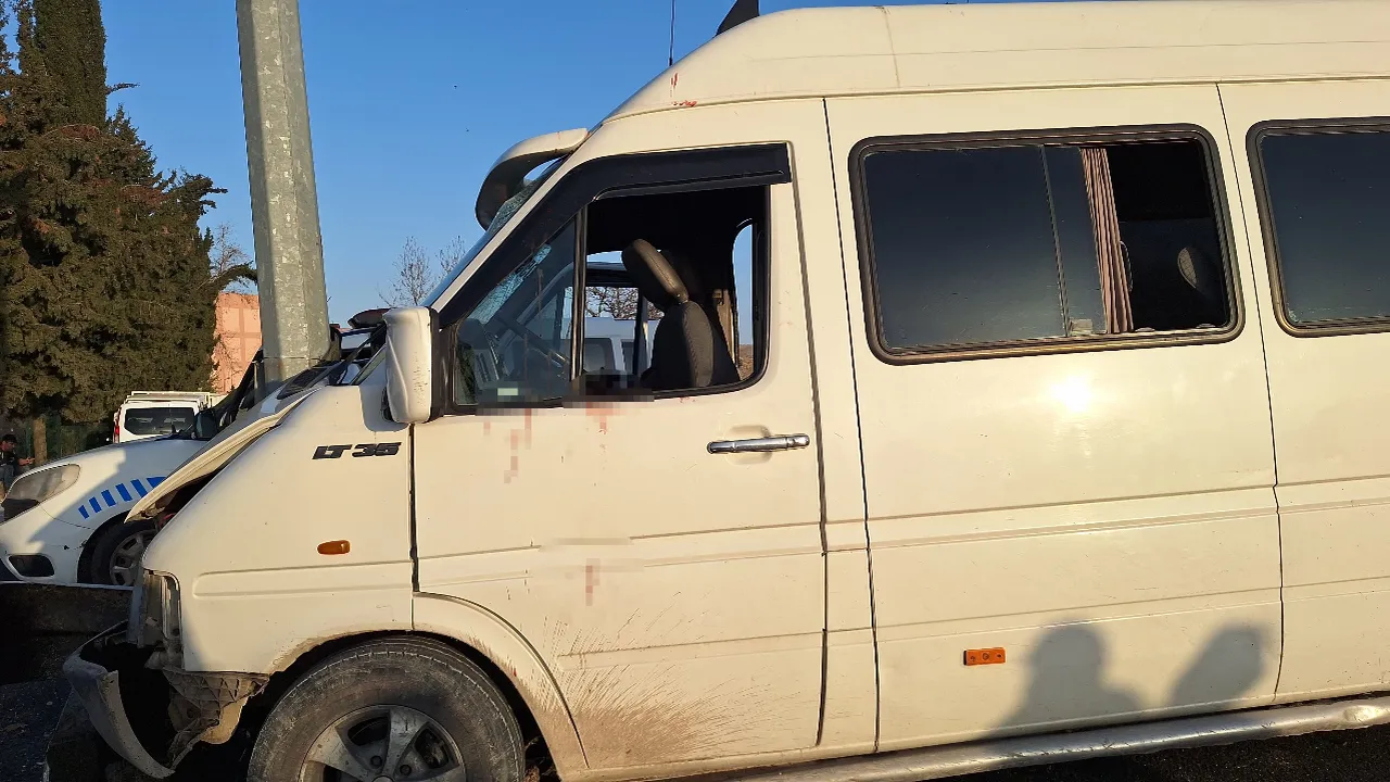 İşçileri taşıyan minibüs direğe çarptı: 1'i ağır 15 yaralı