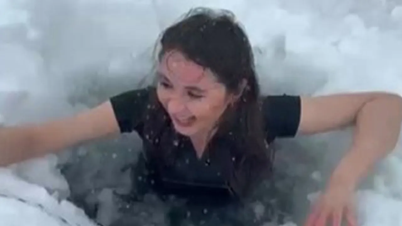 İzlerken bile üşütüyor! Bir kadın buzların arasından Çıldır Gölü'ne girdi