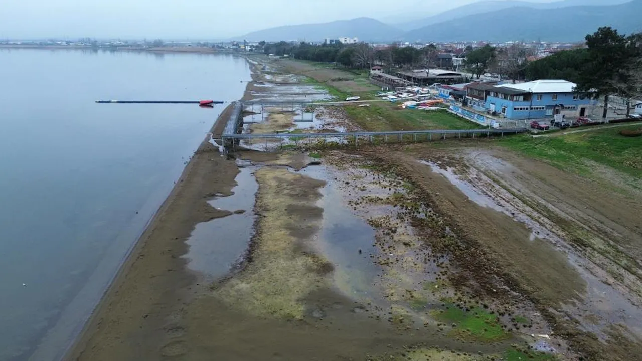 İznik Gölü'nde korkutan görüntü! Yağış da yetmedi, çekilme devam ediyor