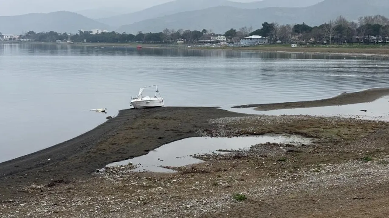 İznik Gölü'nde korkutan görüntü! Yağış da yetmedi, çekilme devam ediyor