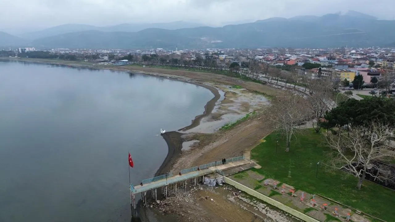 İznik Gölü'nde korkutan görüntü! Yağış da yetmedi, çekilme devam ediyor