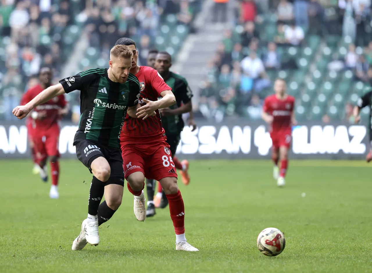 Kocaelispor, sahasında ağırladığı Gaziantep FK'yi 3-0 mağlup etti