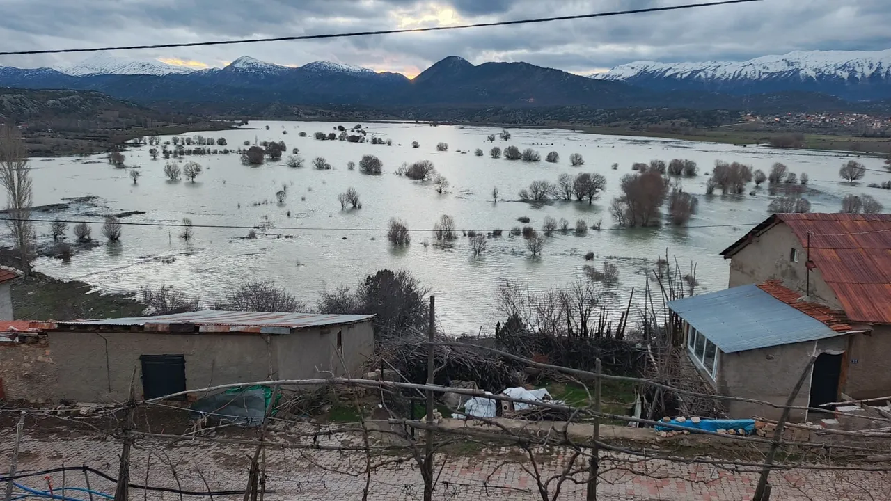 Konya Beyşehir'i yağış vurdu, tarım arazileri göle döndü
