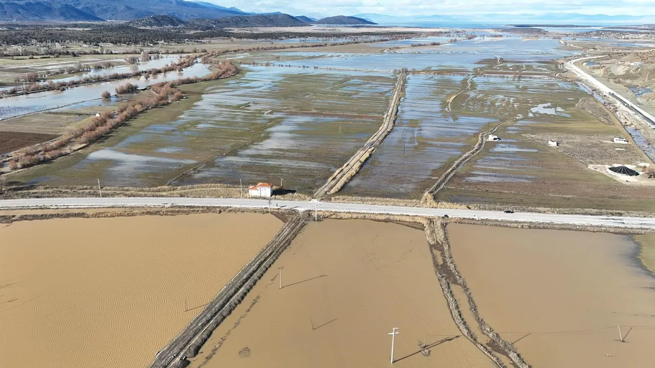 Konya Beyşehir'i yağış vurdu, tarım arazileri göle döndü