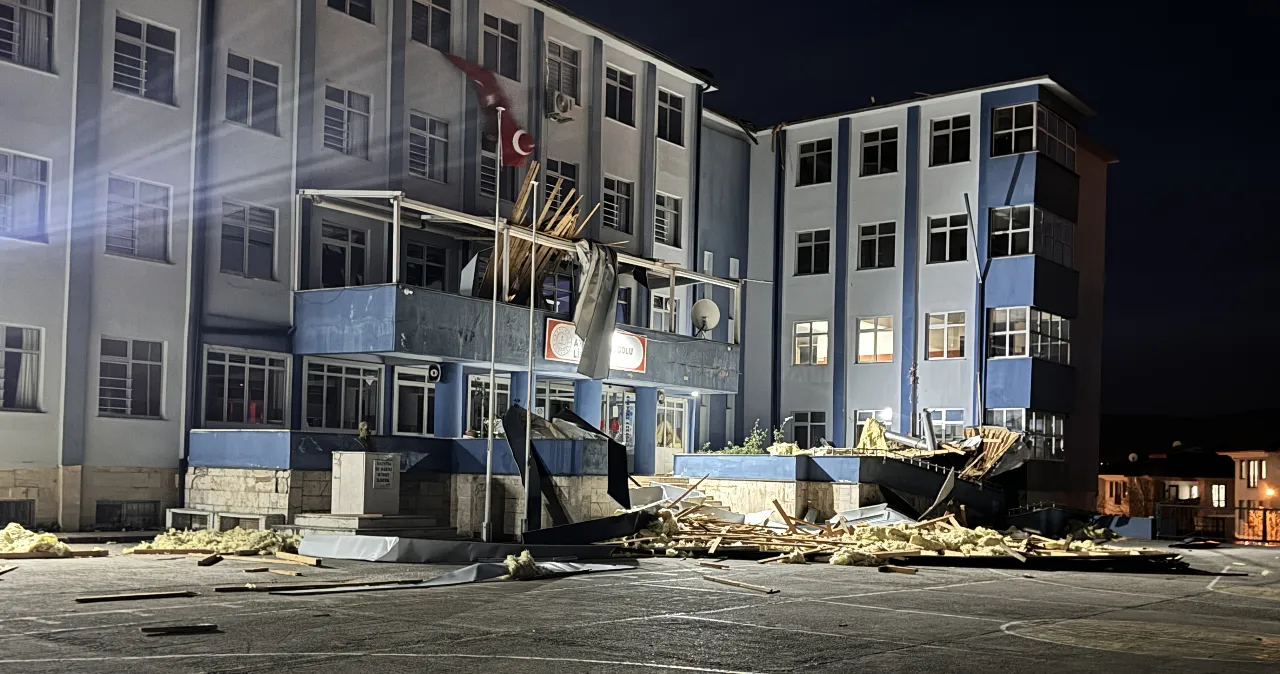Kuvvetli rüzgar okulun çatısını uçurdu! Eğitime bir günlük ara