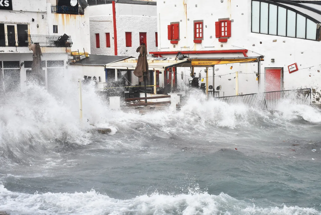 Meteoroloji uyarmıştı, fırtına vurdu: Seferler iptal, sahiller sular altında