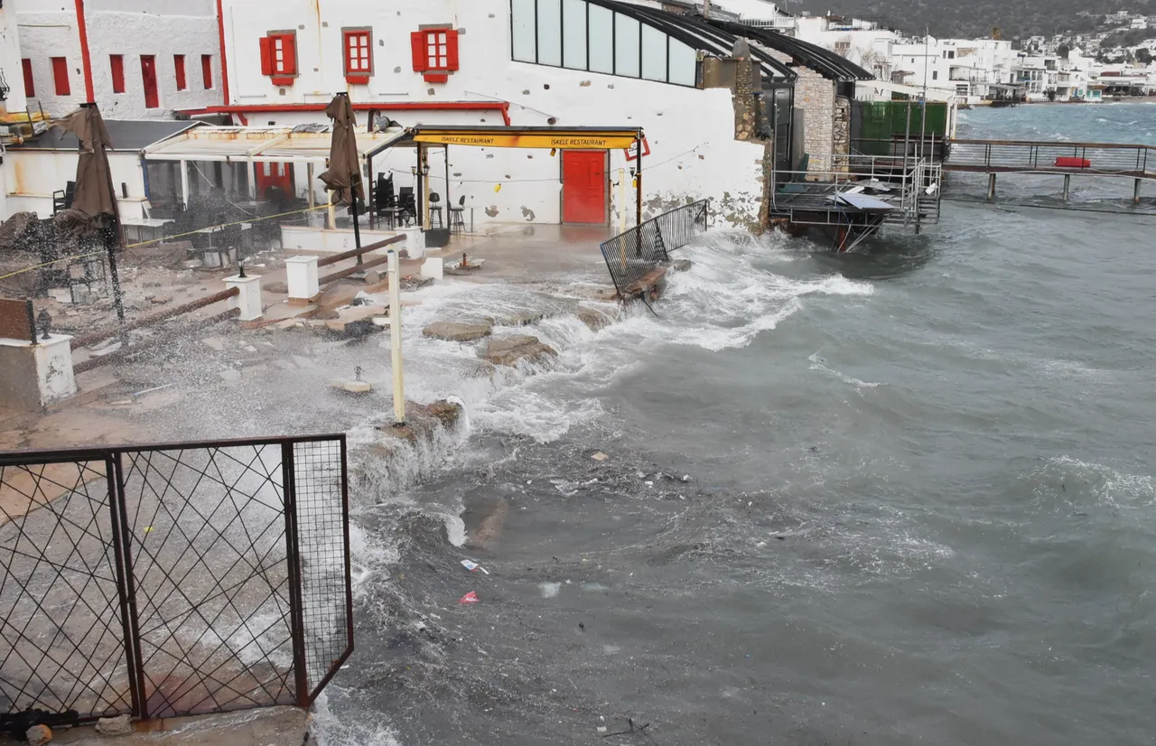 Meteoroloji uyarmıştı, fırtına vurdu: Seferler iptal, sahiller sular altında