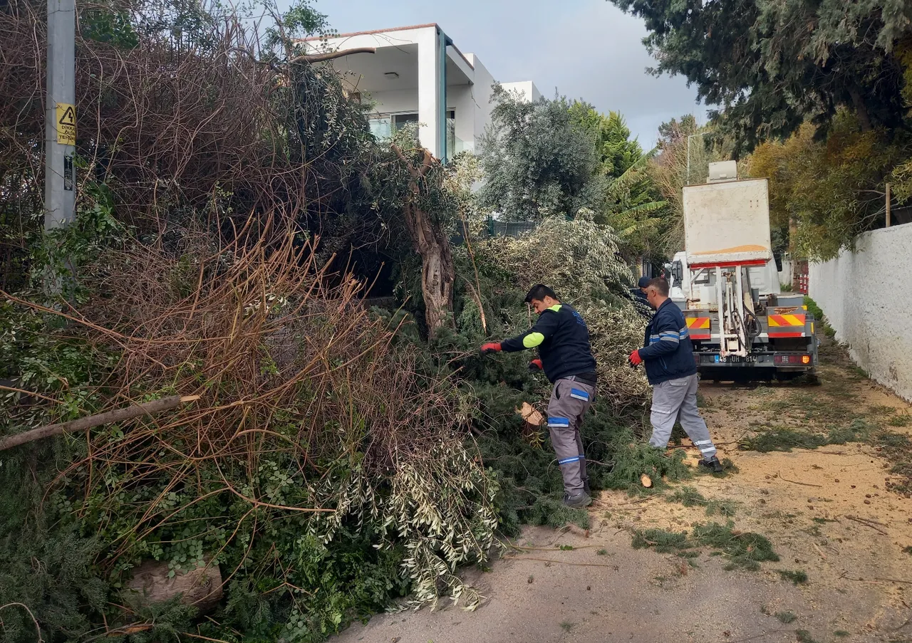 Meteoroloji uyarmıştı, fırtına vurdu: Seferler iptal, sahiller sular altında