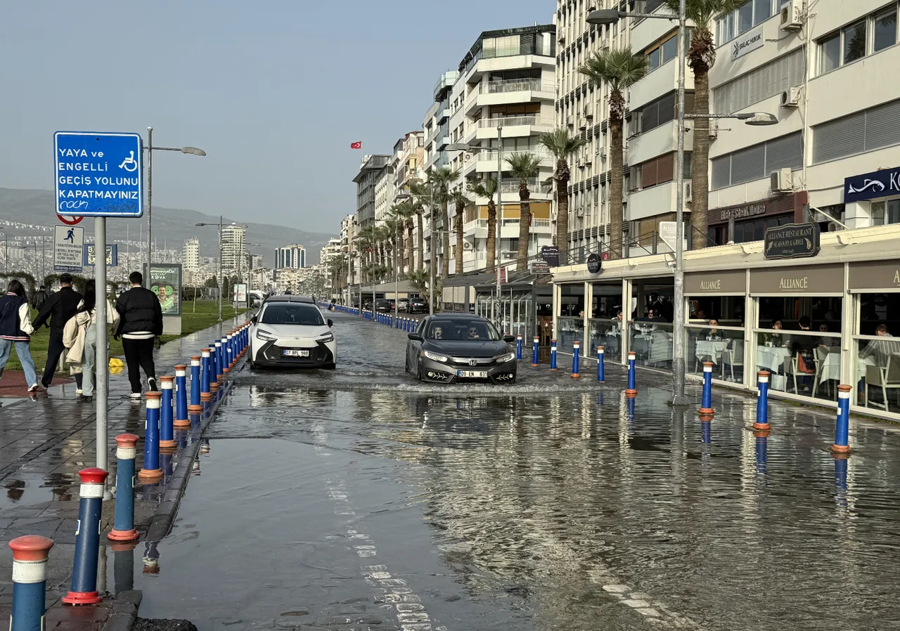 Meteoroloji uyarmıştı, fırtına vurdu: Seferler iptal, sahiller sular altında