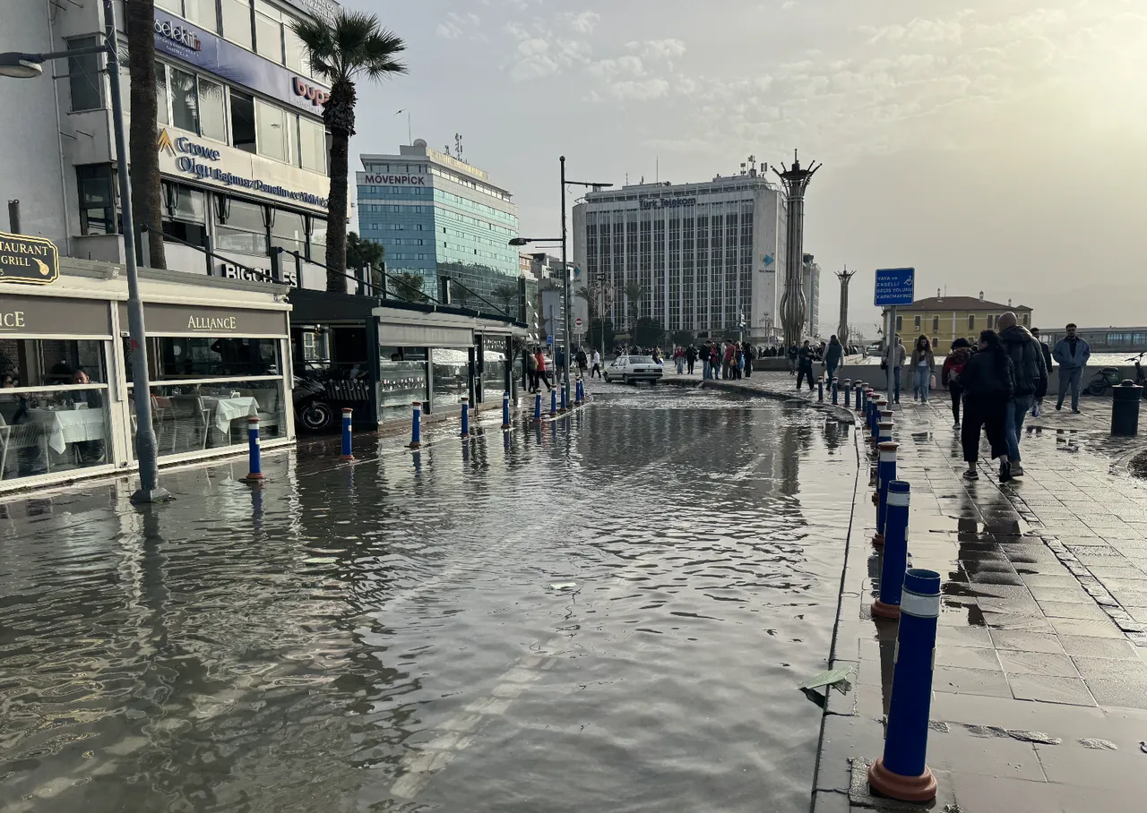 Meteoroloji uyarmıştı, fırtına vurdu: Seferler iptal, sahiller sular altında