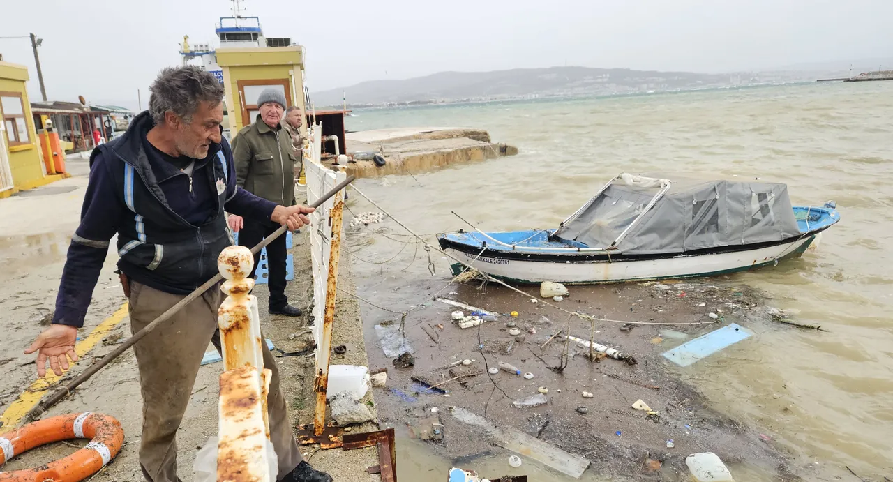 Meteoroloji uyarmıştı, fırtına vurdu: Seferler iptal, sahiller sular altında
