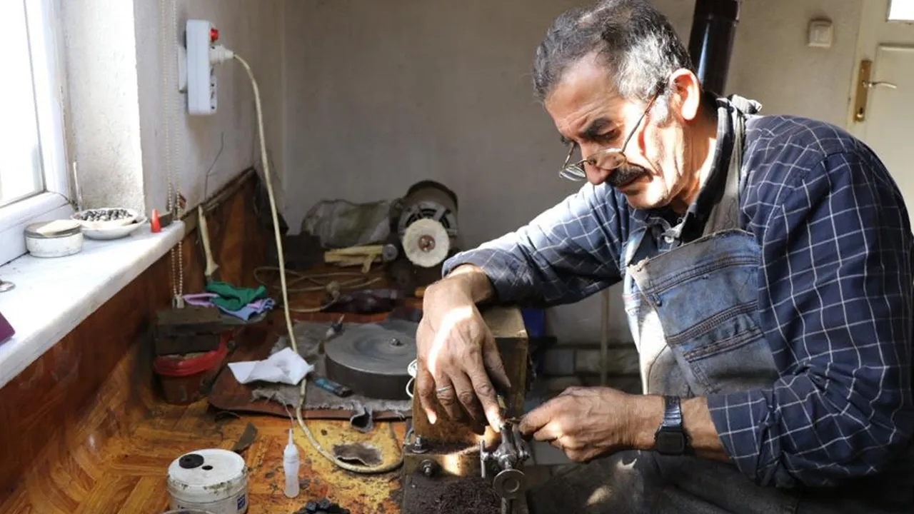 Özel siparişle çalışıyor! Günde 7 tane üretiyor, tanesini 2 ila 6 bin lira arasında satıyor