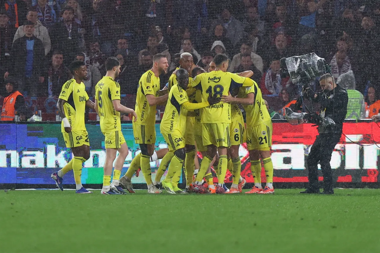 Gol düellosunda geriyen düşen Fenerbahçe, sahadan 3-2'lik skorla galip ayrıldı