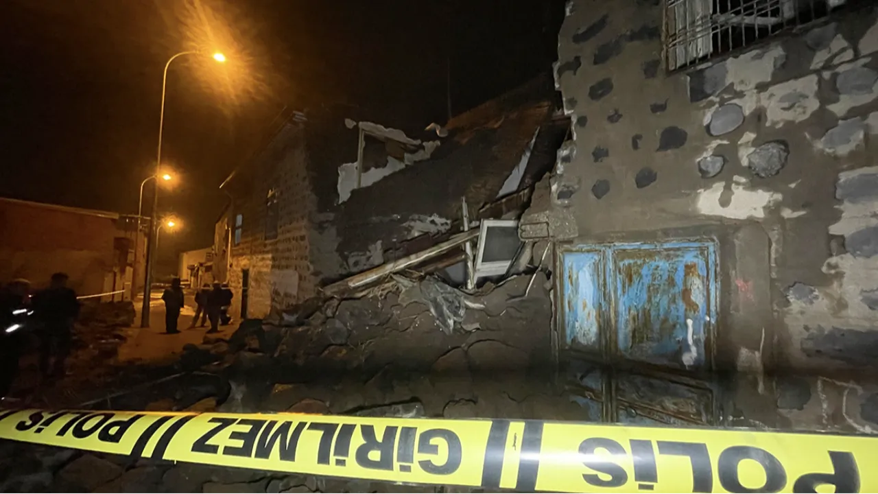 Şanlıurfa'da ev çöktü! Bitişikteki haneler de tahliye edildi