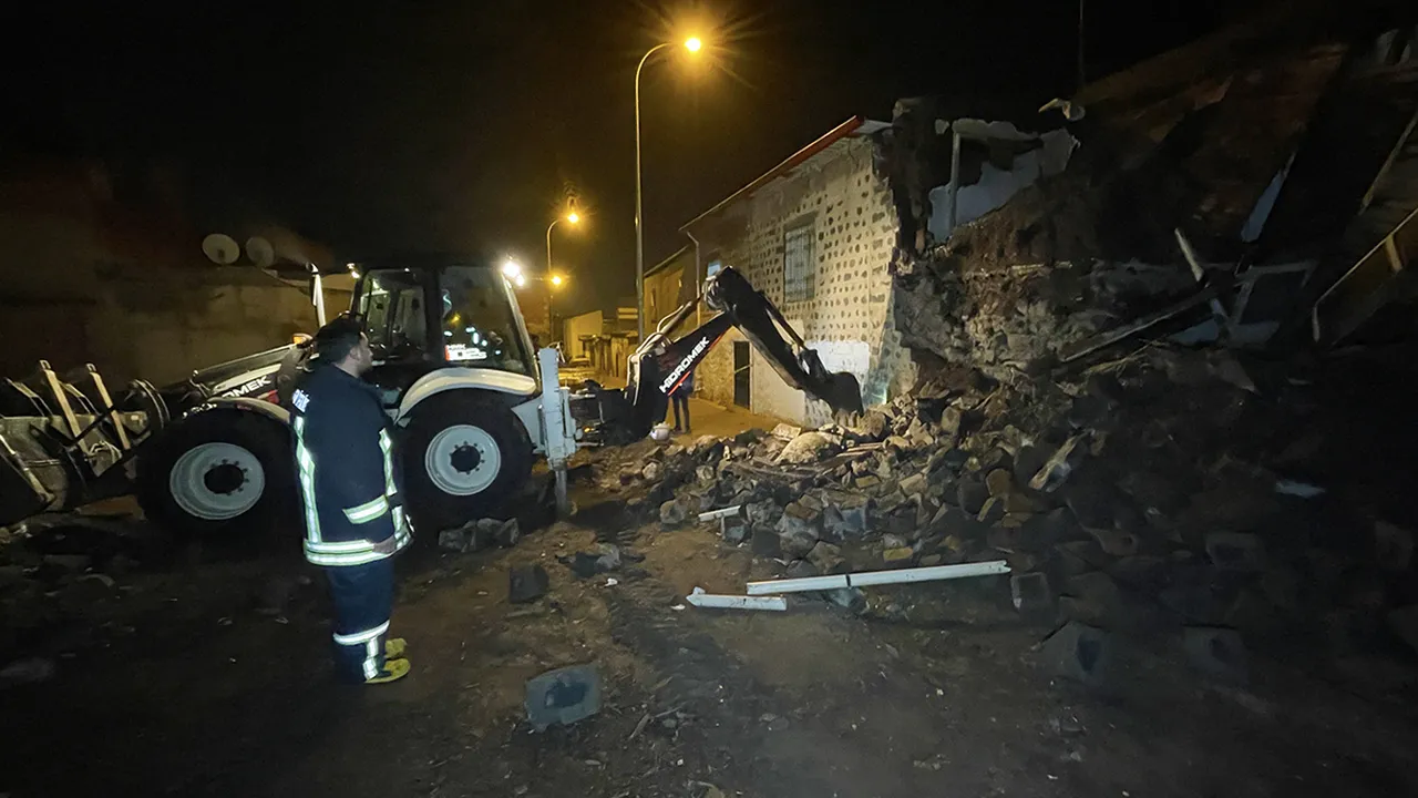 Şanlıurfada ev çöktü! Bitişikteki konutlar da tahliye edildi