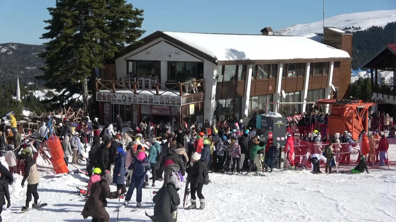Uludağ'da hafta sonu yoğunluğu! Pistler doldu taştı 
