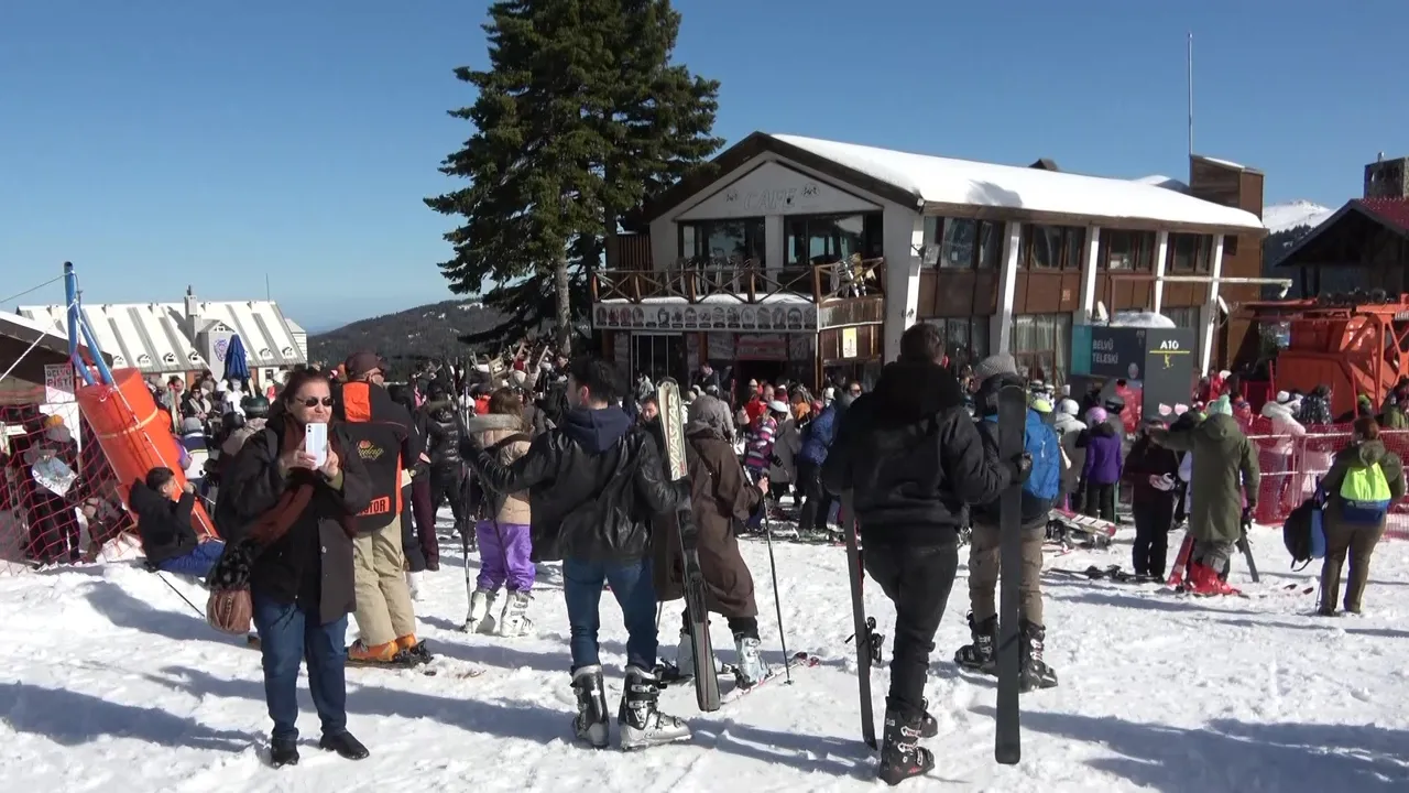 Uludağda hafta sonu yoğunluğu! Pistler doldu taştı