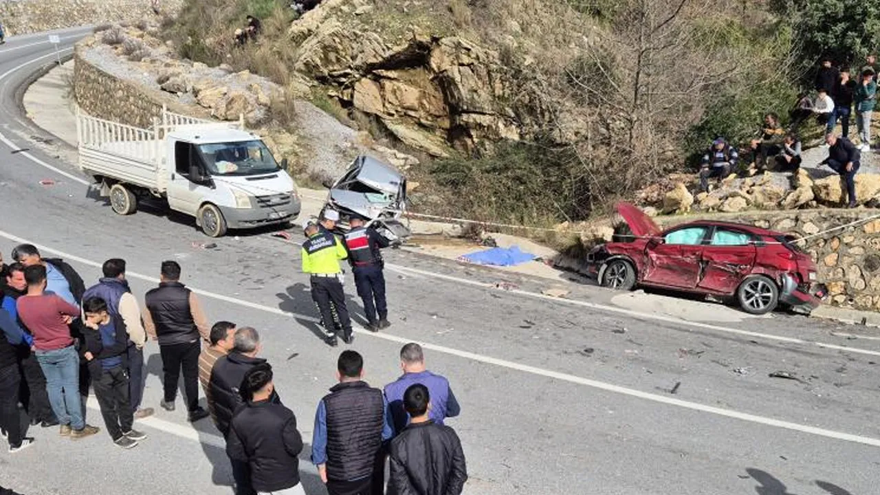Virajı alamayan kamyonet dehşet saçtı! Ölü ve yaralılar var