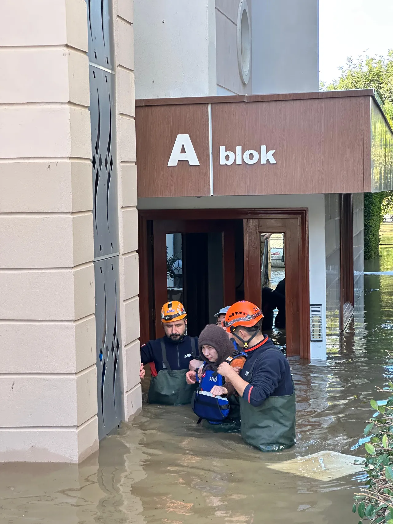 Alanya’da tam doluluğa ulaştığı için kontrollü salım yapılan Dim Barajı’nın çevresindeki evleri su bastı. Ardından 132 konut ve 73 iş yeri boşaltıldı. 314 kişi tahliye edildi, 48 kişi kamu misafirhanelerine yerleştirildi.