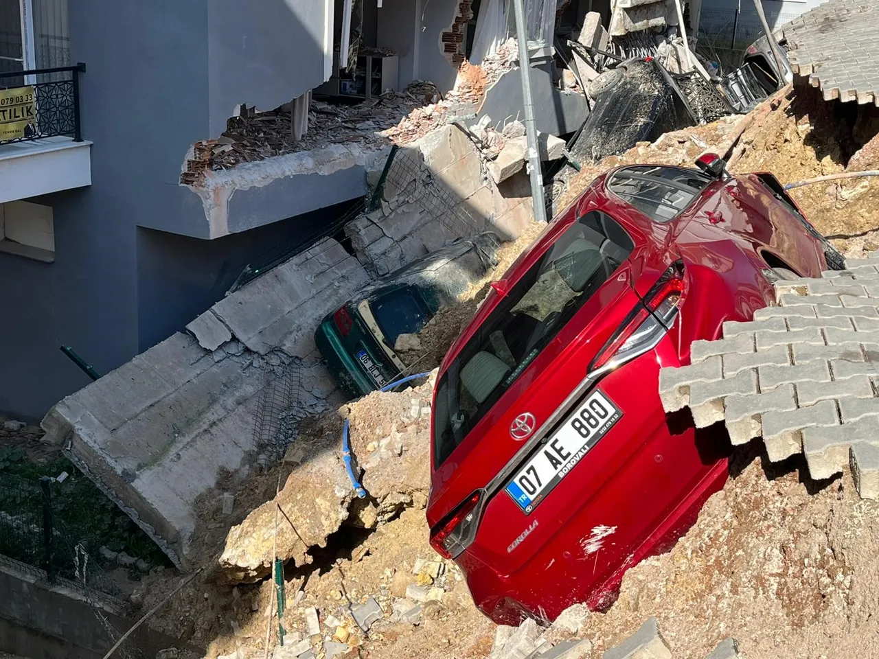 İzmir Menemen’de yağışlar sebebiyle bir sitenin istinat duvarı çöktü. 7 araç toprak altında kaldı. Çevredeki dört binada da hasar meydana geldi. Binalardan 151 kişi tedbir amaçlı tahliye edildi.