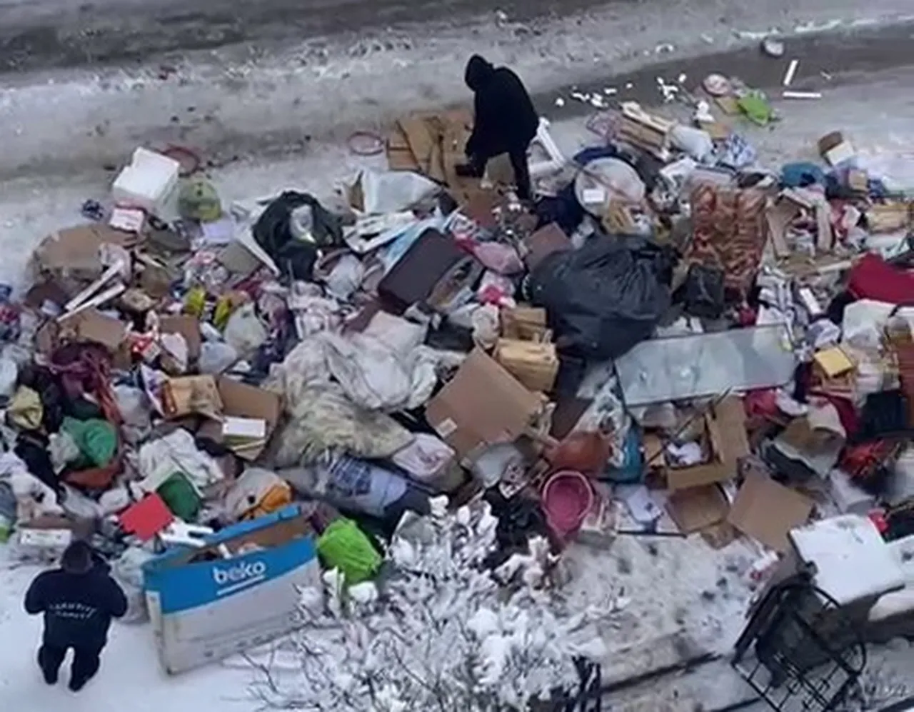 10 yıl biriktirmiş, tonlarca var! Çöp evi temizlemesi 3 gün sürdü