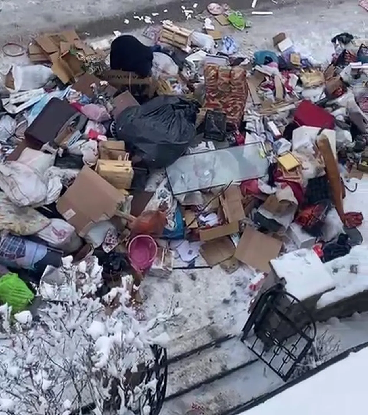 10 yıl biriktirmiş, tonlarca var! Çöp evi temizlemesi 3 gün sürdü