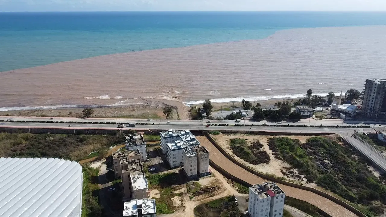 18 ilde sel sonrası korkutan manzara! Akdeniz’in yarısını çamur kapladı