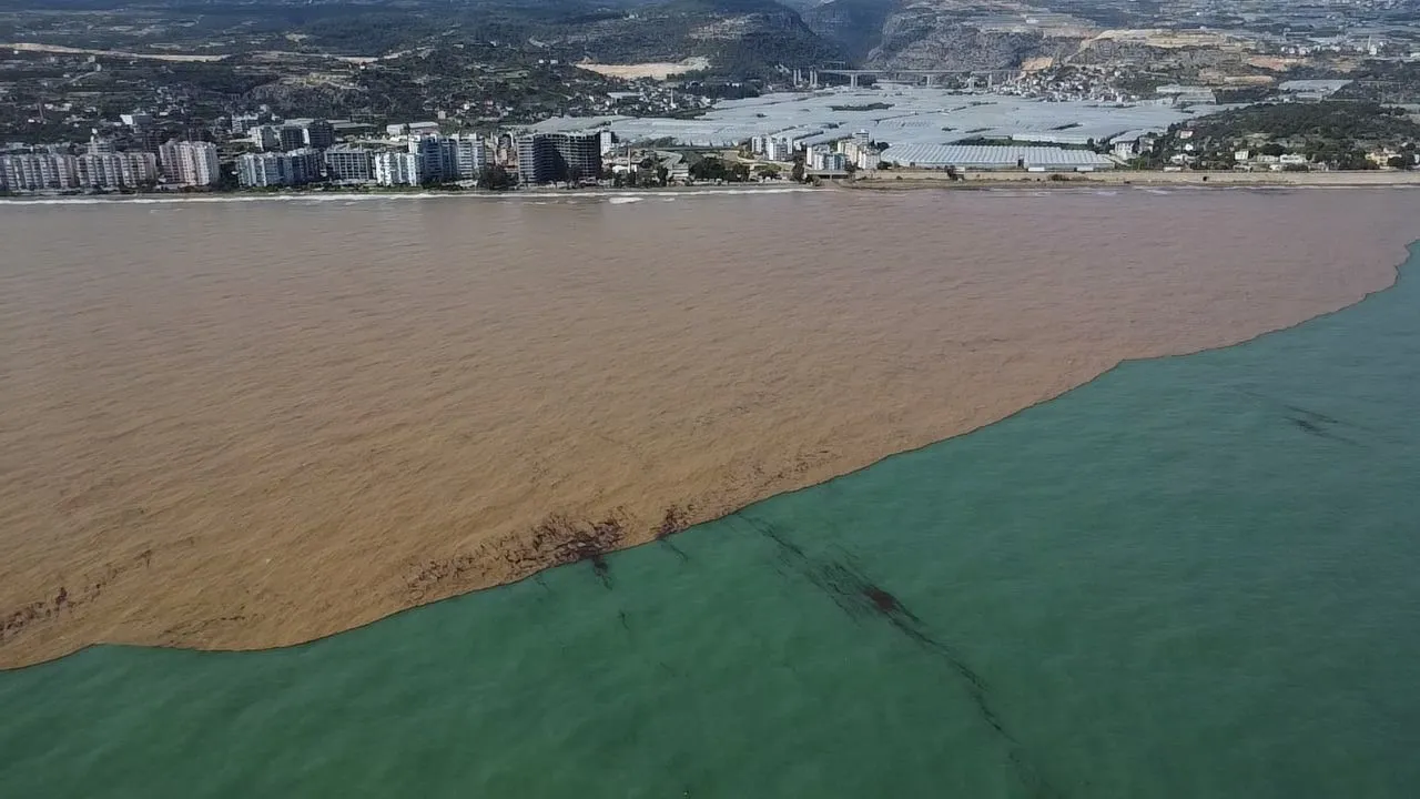 18 ilde sel sonrası korkutan manzara! Akdeniz’in yarısını çamur kapladı